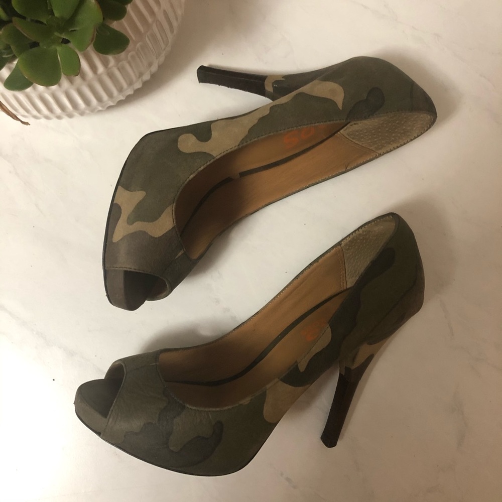 KORS MICHAEL KORS camouflage peep toe heels 7 1/2